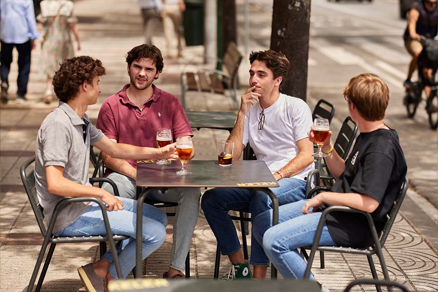 Estudiantes en una terraza en Pamplona