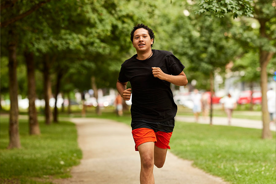 estudiante universitario corre en la ciudadela de Pamplona