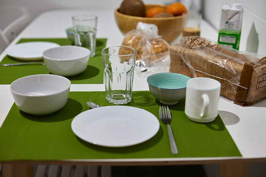 mesa preparada para el desayuno en una cocina de un piso de estudiantes en Pamplona