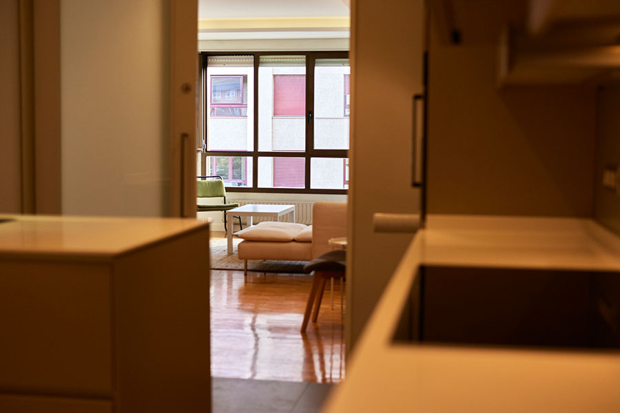 Vista de la cocina y el salón de un apartamento para estudiantes universitarios en Pamplona