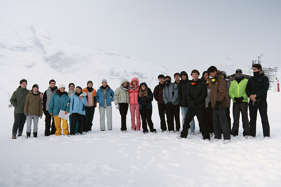 Foto de grupo de estudiantes universitarios en la montaña nevada
