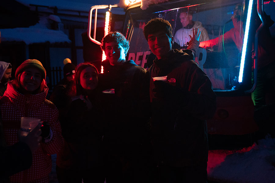 Un grupo de estudiantes en una discoteca en la nieve