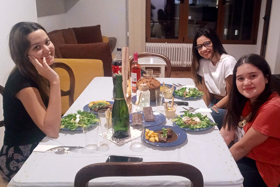 estudiantes internacionales en una cena en su apartamento de Cohousing en Pamplona