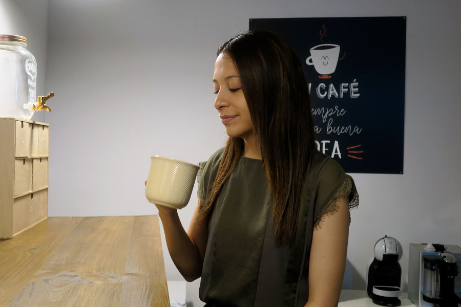 una psicóloga toma una taza de café