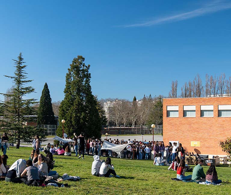 grupos de estudiantes universitarios en el campus de la Universidad de Navarra en Pamplona