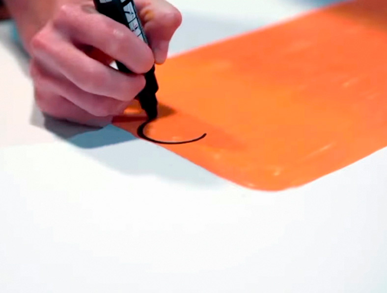 manos de un estudiante artista que está dibujando con un rotulador en un apartamento