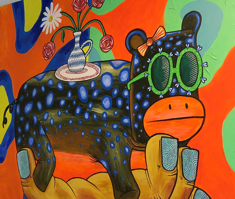 detalle del cuadro de un hipopótamo pintado por un joven artista universitario en Pamplona