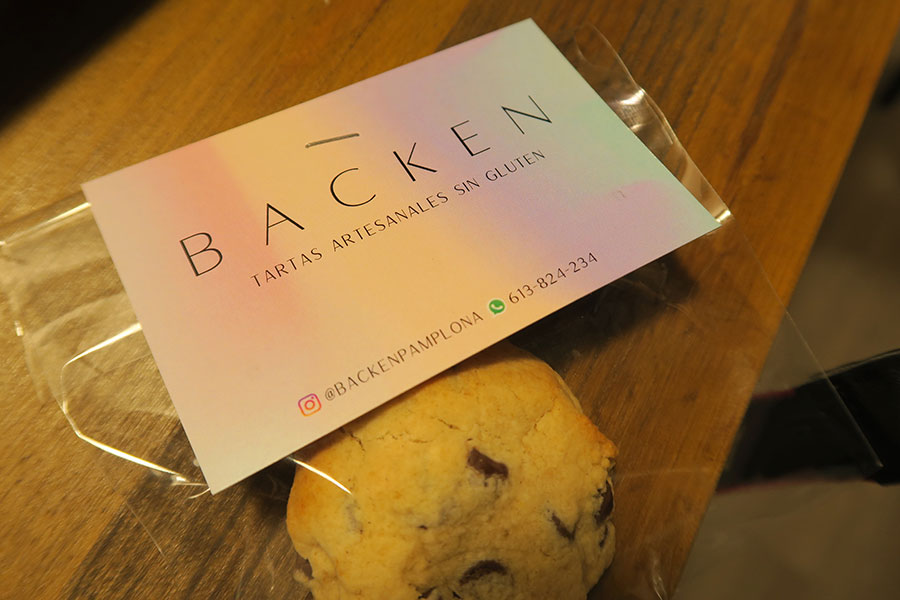 una galleta cookie en una bolsa como detalle de bienvenida para los estudiantes