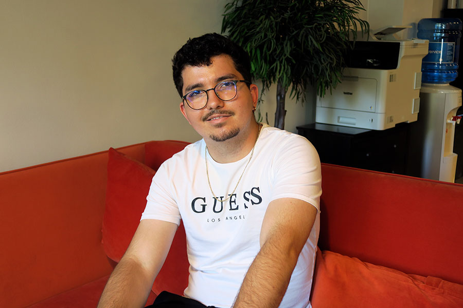 estudiante universitario canario sonríe en un sofá de la empresa de alojamiento universitario Cohousing en Pamplona