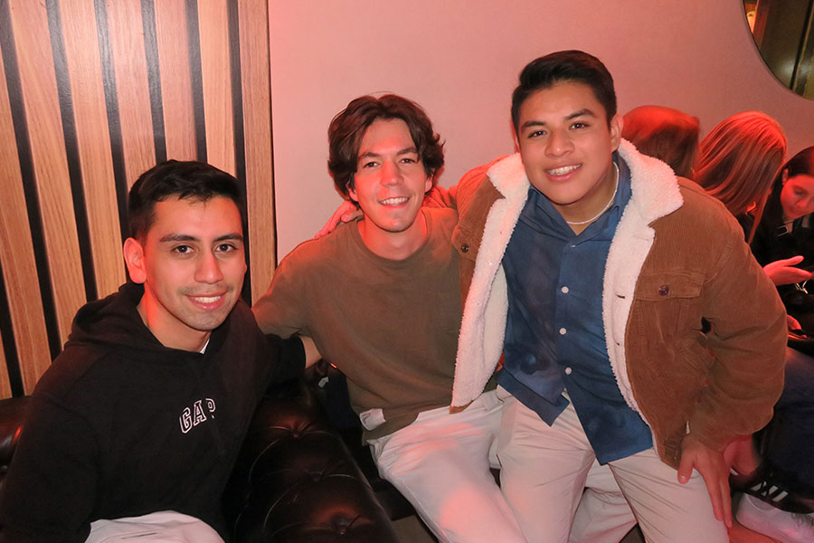 tres estudiantes universitarios internacionales que son compañeros de piso sonríen