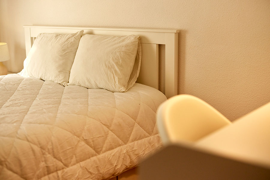 Cama en un piso de CoHousing.