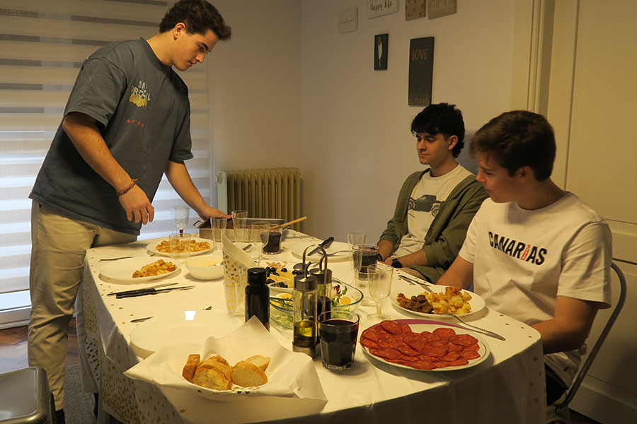 Tres estudiantes compañeros de piso comparten una comida de Navidad