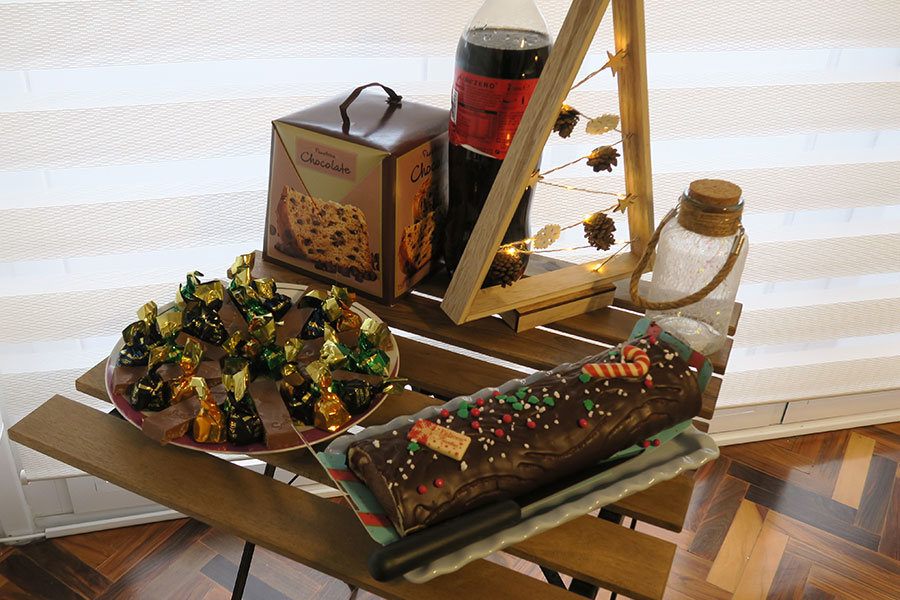 dulces y postres navideños colocados en una silla de un piso de estudiantes universitarios
