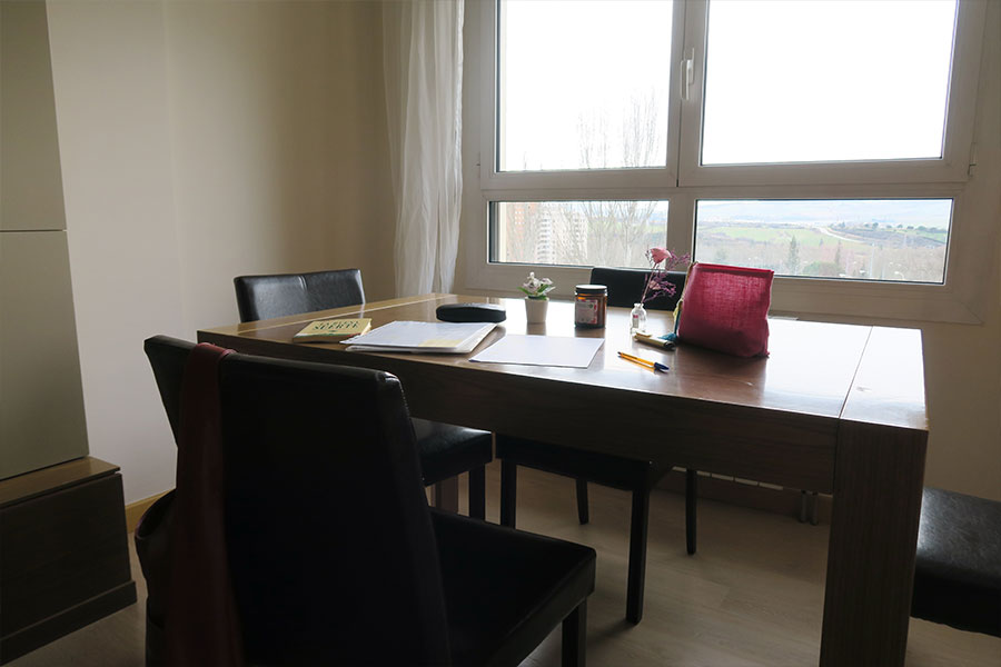 Mesa en piso de Cohousing.
