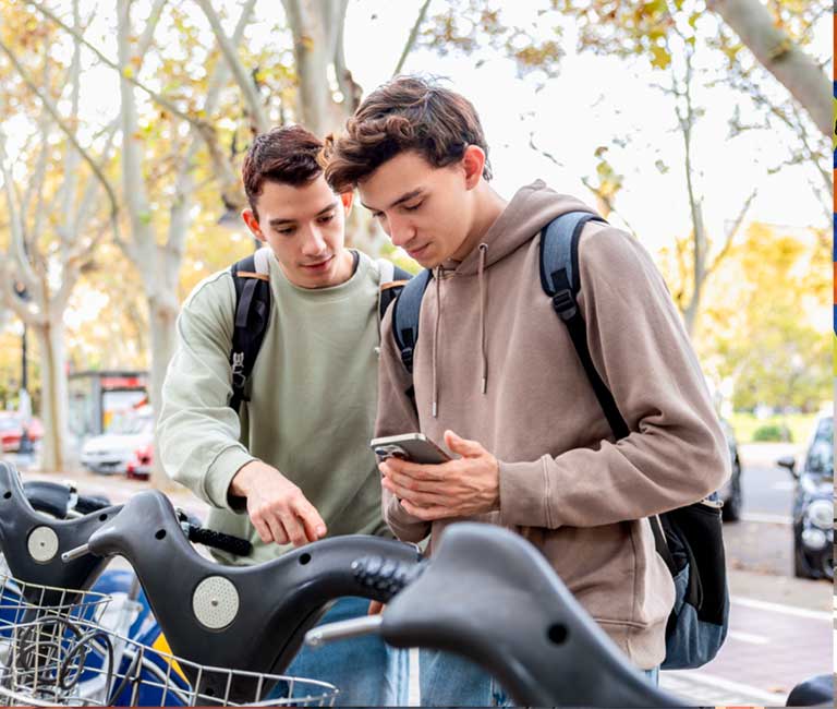 Estudiantesusando bicicleta