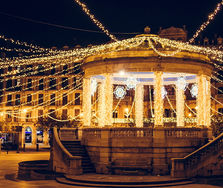 Plaza del Castillo, Pamplona, iluminada en Navidad